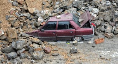 Kahramanmaraş'ta istinat duvarı yıkıldı; 8 araç hasar gördü