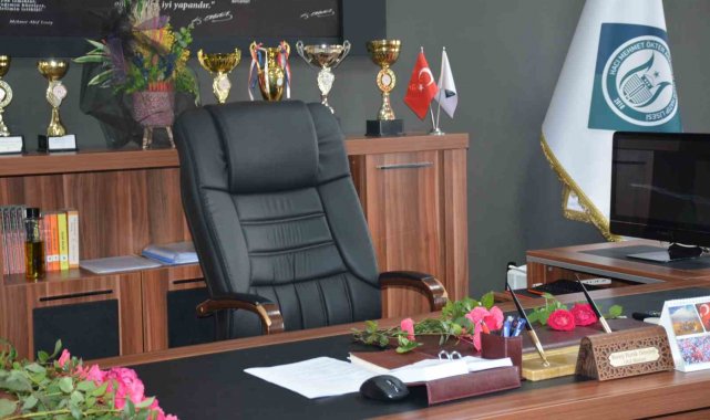 Kalp krizi geçirerek vefat eden müdür okulunda anıldı