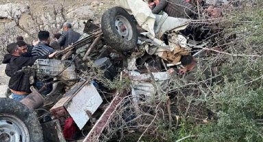 Kamyonet, 100 metrelik uçurumdan yuvarlandı; 1 ölü, 1 yaralı