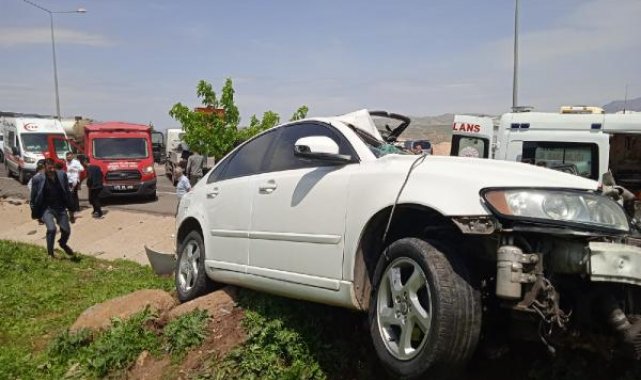 Kamyonetle otomobil çarpıştı; 2 ölü, 8 yaralı
