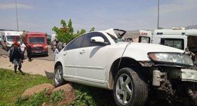 Kamyonetle otomobil çarpıştı; 2 ölü, 8 yaralı
