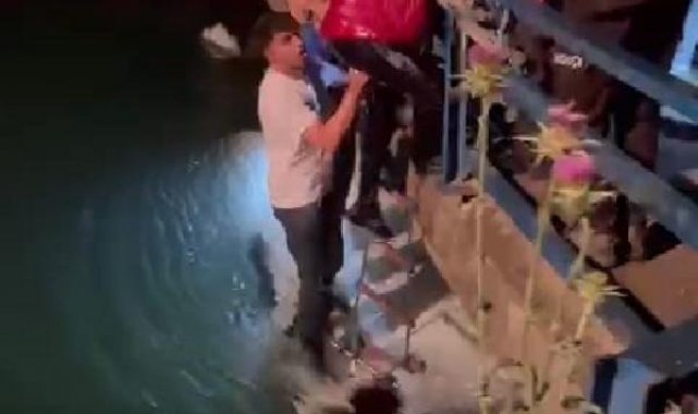 Kanala uçan minibüsteki 4 kişi boğulmaktan son anda kurtarıldı