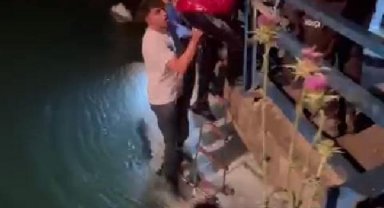Kanala uçan minibüsteki 4 kişi boğulmaktan son anda kurtarıldı
