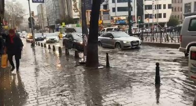 Karaköy'de cadde göle döndü