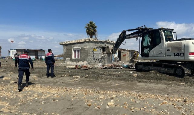Karataş'ta kıyı şeridine kaçak inşa edilen barakalar yıkıldı