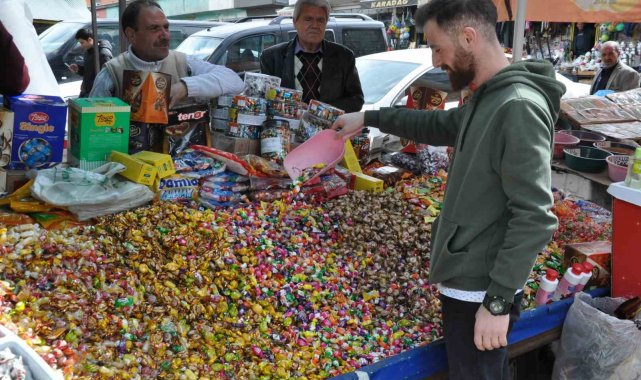 Kars'ta bayram şekerleri tezgahlarda yerini aldı