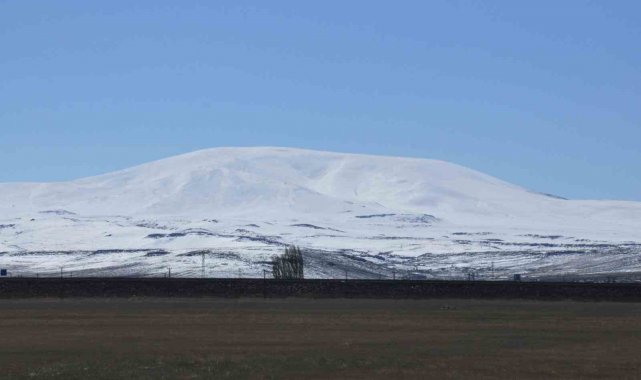 Kars'ta dağlar beyaz örtüyle kaplandı