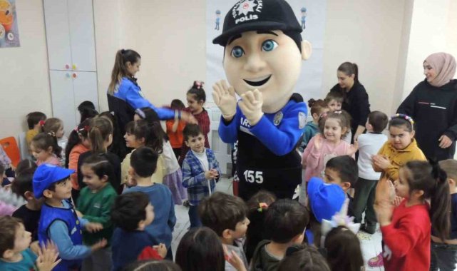 Kars'ta polis çocukları bilgilendirdi