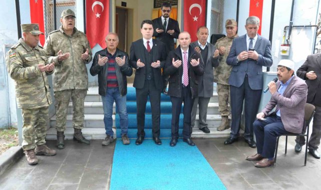 Kars'ta protokolden şehitliğe bayram ziyareti