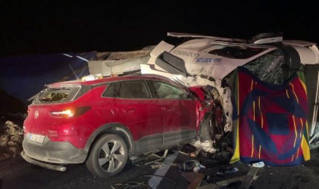 Karşı şeride geçip devrilen TIR'a cip çarpıştı: 2 ölü 4 yaralı