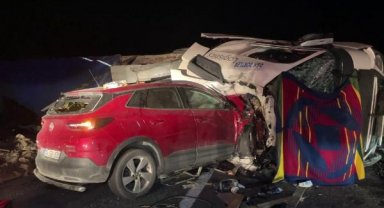 Karşı şeride geçip devrilen TIR'a cip çarpıştı: 2 ölü 4 yaralı