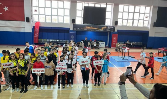Karslı kız öğrenci bilek güreşinde şampiyon oldu