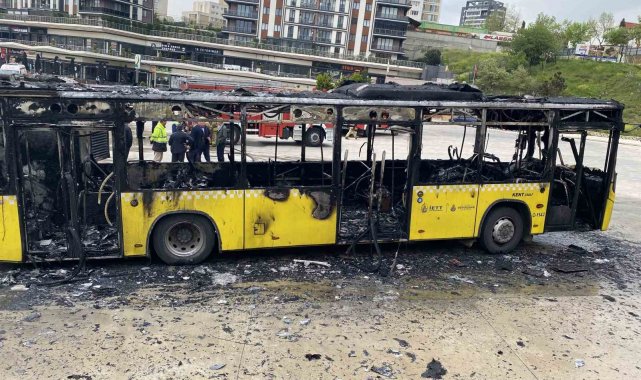 Kartal'da park halindeki İETT otobüsü alev alev yandı