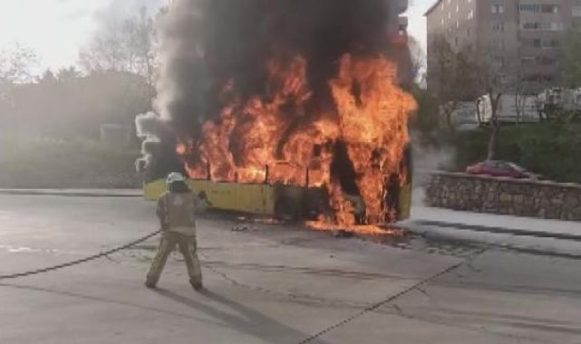 Kartal'da park halindeki İETT otobüsünde yangın çıktı-1