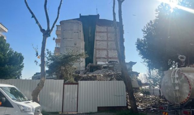 Kartal'da yıkım sırasında bitişik binadaki dairenin duvarı delindi