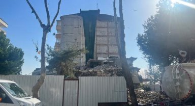 Kartal'da yıkım sırasında bitişik binadaki dairenin duvarı delindi