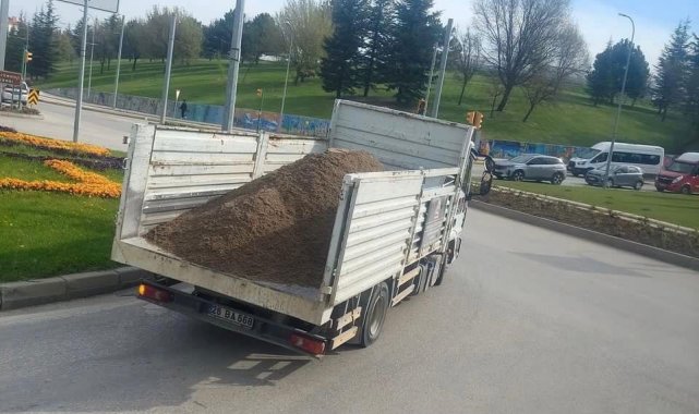 Kasa arka kapağı açık kamyon yükünü döke döke yoluna devam etti