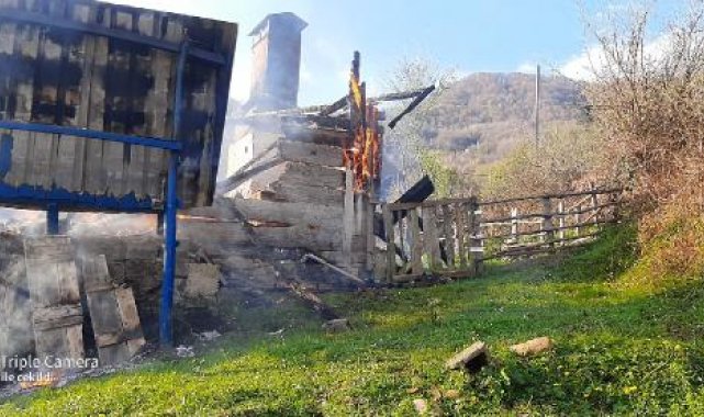 Kastamonu'da 2 katlı ev yandı