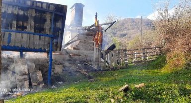 Kastamonu'da 2 katlı ev yandı