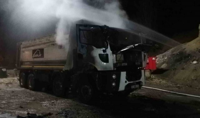 Kastamonu'da motor kısmında yangın çıkan kamyonu itfaiye söndürdü