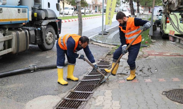Kavak'ta mazgal ve ızgaralar temizleniyor