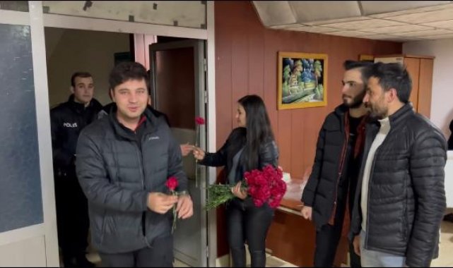 Kavga ihbarına gelen polisleri çiçekle karşılayıp, haftalarını kutladılar