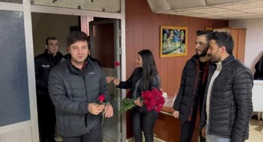 Kavga ihbarına gelen polisleri çiçekle karşılayıp, haftalarını kutladılar