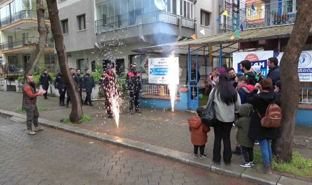 Kavga ihbarına giden polisler, özel çocukların sürpriziyle karşılaştı