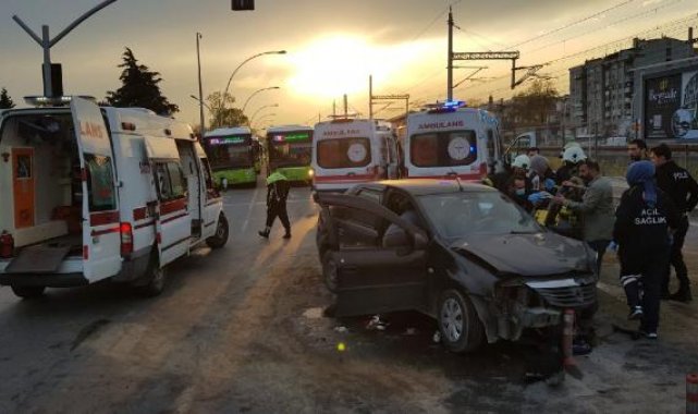 Kavşakta iki otomobil çarpıştı: 5 yaralı