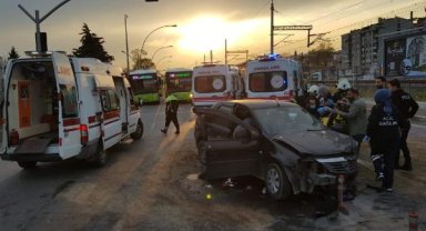 Kavşakta iki otomobil çarpıştı: 5 yaralı