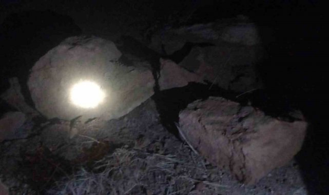 Kaya parçaları karayoluna düştü