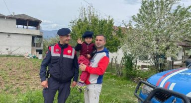 Kaybolan 3 yaşındaki Kağan'ı jandarma buldu