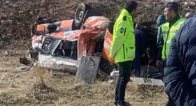 Kayseri'de cenaze aracı şarampole devrildi: 2 ölü, 3 yaralı
