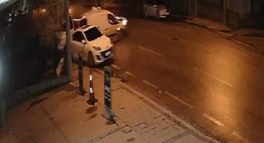 Kaza yapan hafif ticari aracın camından düştü