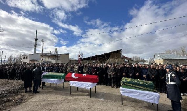 Kazada ölen uzaman çavuş, eşi ve kızı toprağa verildi