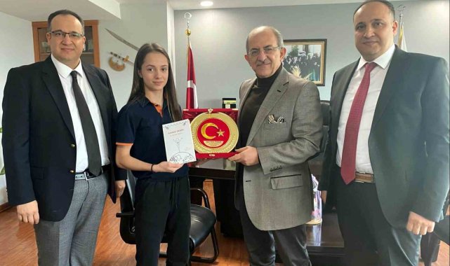 Kemal Tekden'den Avrupa Şampiyonu öğrencisine plaket