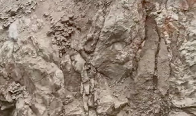 Kemaliye'de yağışlarda çökme meydana gelen taş yolda ulaşım sağlanamıyor