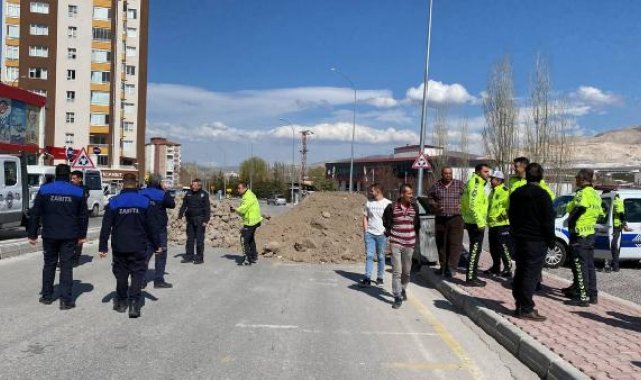 Kendisine ait olduğunu iddia ettiği yolu toprak döküp kapattı