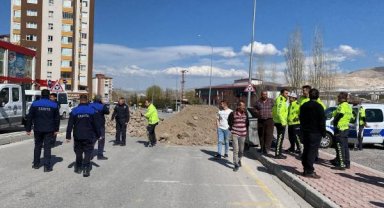 Kendisine ait olduğunu iddia ettiği yolu toprak döküp kapattı