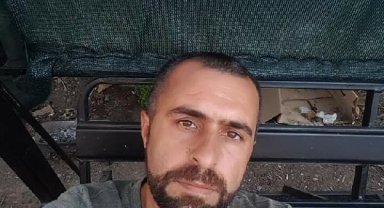 Kendisini iterek yere düşüren oğlunu öldürdü