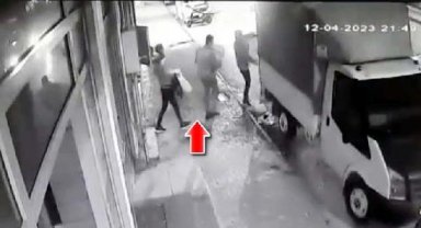 Kendisinin olduğunu söyleyerek ağır hasarlı binadaki eşyaları taşıtıp çalmış