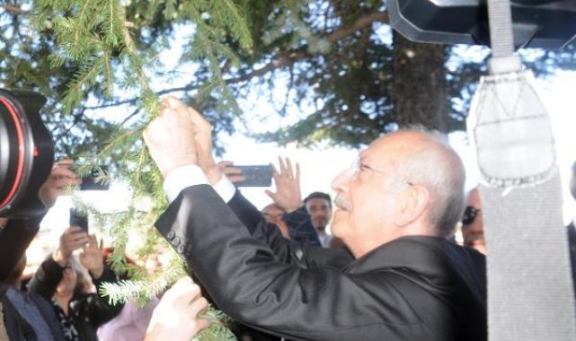 Kılıçdaroğlu, marteniçkayı Bulgaristan'da öldürülen Türkan bebeğin anıtının ağacına astı