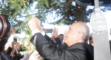 Kılıçdaroğlu, marteniçkayı Bulgaristan'da öldürülen Türkan bebeğin anıtının ağacına astı