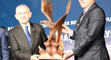 Kılıçdaroğlu, marteniçkayı Bulgaristan'da öldürülen Türkan bebeğin anıtının ağacına astı