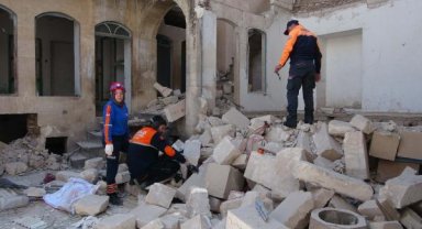 Kilis'te ağır hasarlı 2 katlı boş binanın bir kısmı çöktü