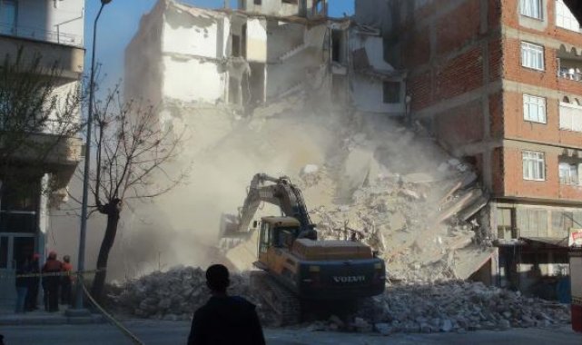 Kilis'te depremde ağır hasar gören 6 katlı bina çöktü - Yeniden