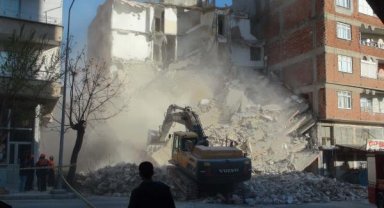 Kilis'te depremde ağır hasar gören 6 katlı bina çöktü - Yeniden