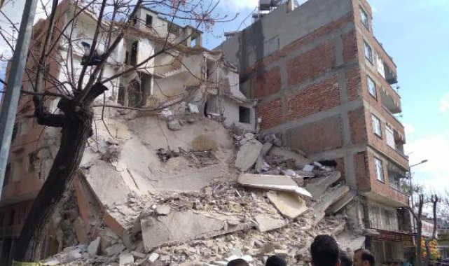 Kilis'te depremde ağır hasar gören 6 katlı bina çöktü