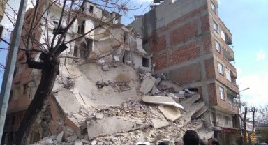 Kilis'te depremde ağır hasar gören 6 katlı bina çöktü