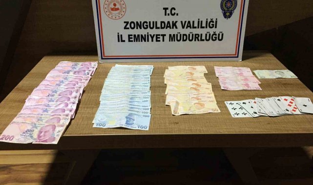Kıraathanede kumar oynarken yakalandılar